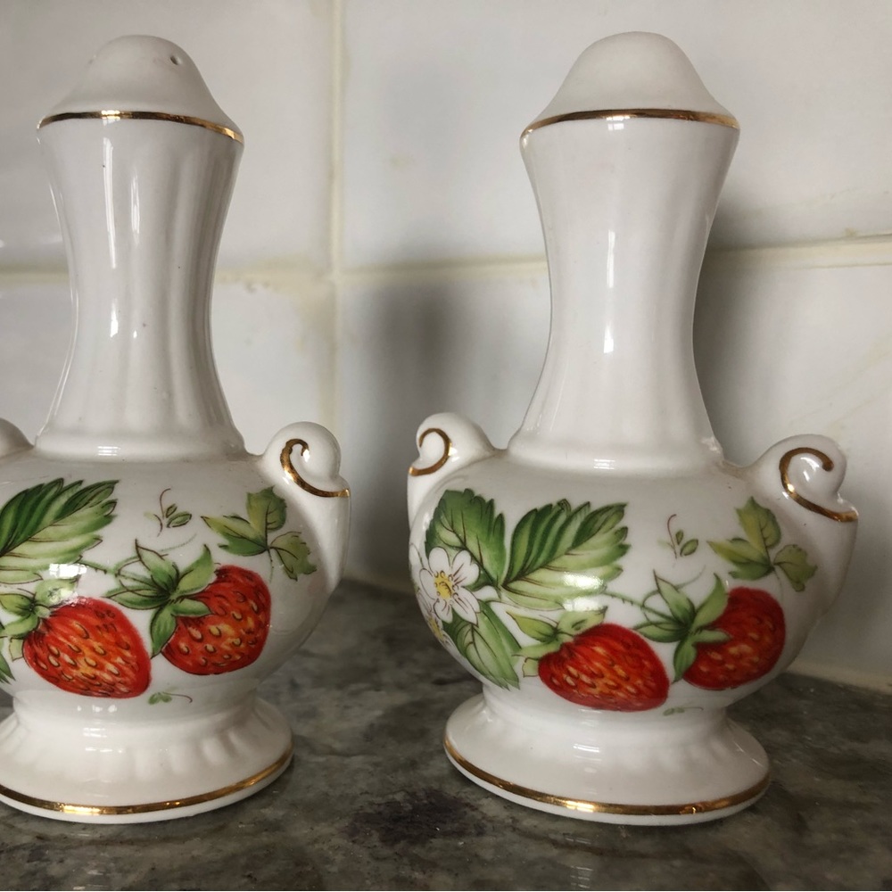 Queens strawberry fine bone China salt and pepper shakers - Picture 2 of 4